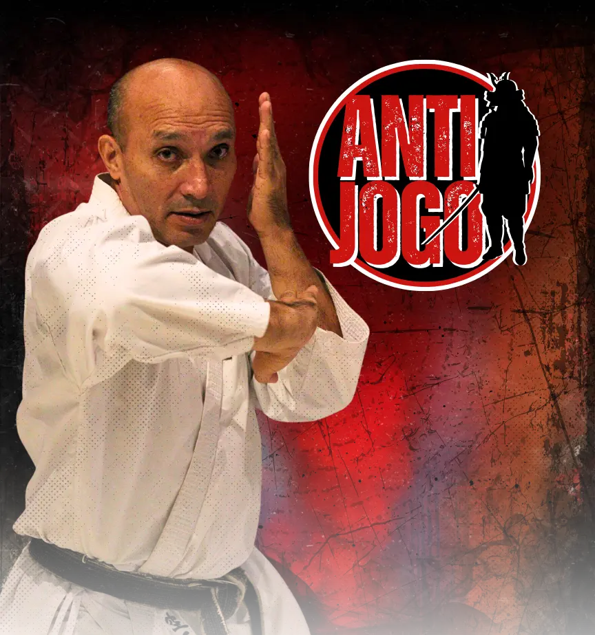 Vitrine do curso Antijogo, com o sensei em posição de defesa