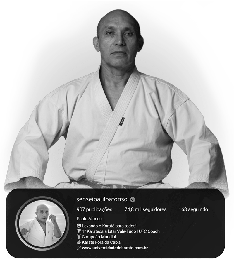 Sensei Paulo Afonso de kimono, retrato em fundo claro