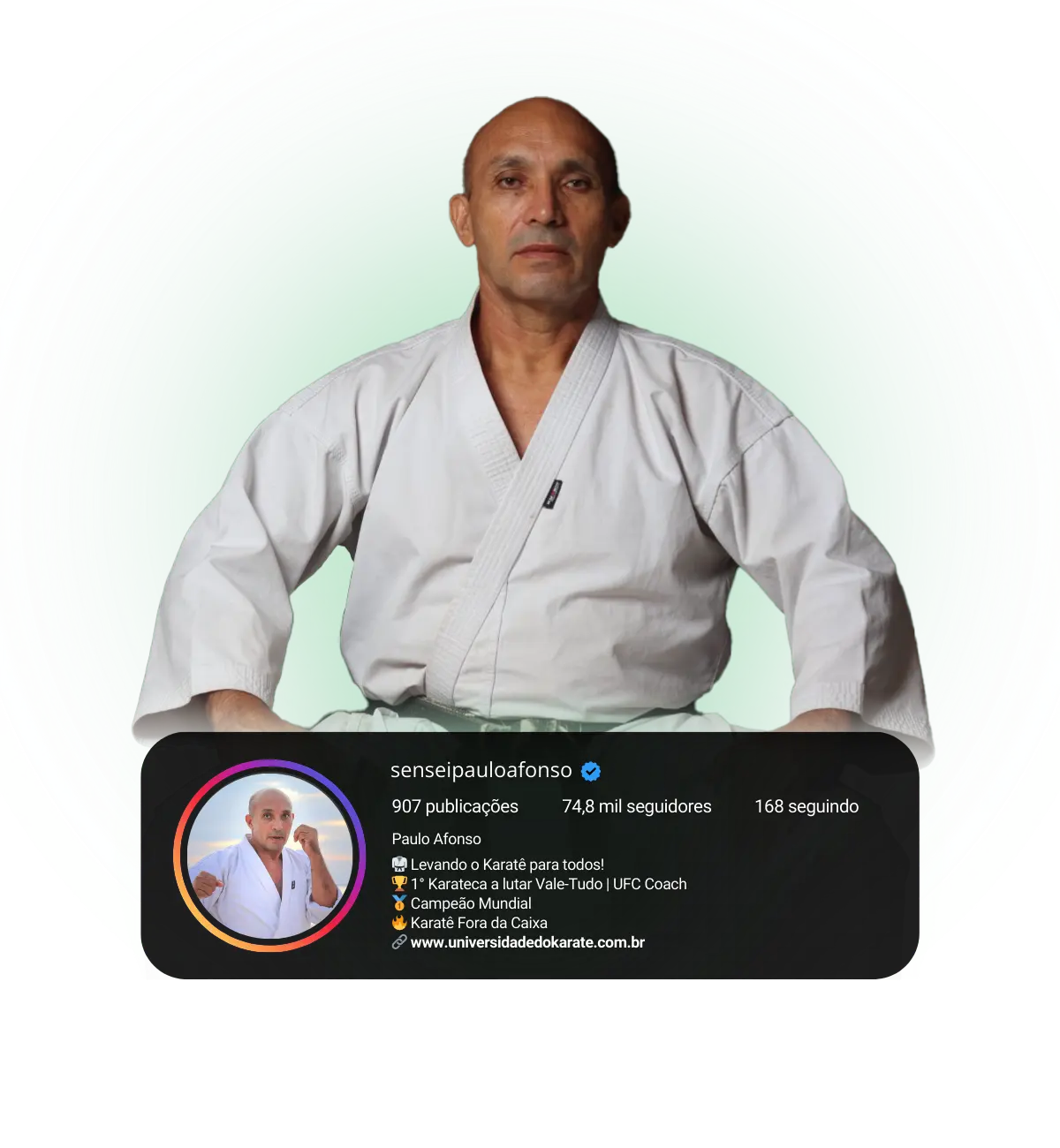 Sensei Paulo Afonso sentado com kimono branco
